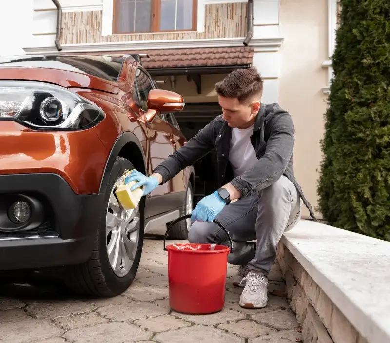 Lavage auto à domicile Dommartin-sur-Vraine : professionnel intervenant sur un véhicule